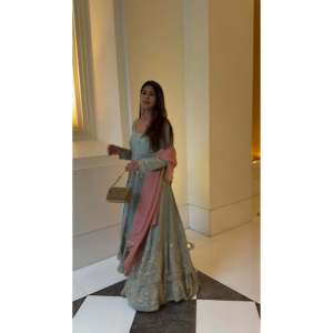 Magnifique ensemble de vêtements de soirée taille XL haut bas Dupatta - Product Image 3