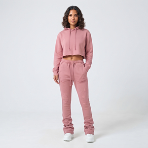 Ensemble de survêtement personnalisé en coton tricoté pour femme, avec sweat à capuche court coupe ajustée et pantalon de jogging évasé effet usé - Product Image 1