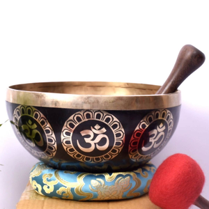 Cuenco tibetano martillado a mano con grabados de escritura, mazo y cojín con diseño azul. Disponible a precios de mayorista. - Product Image 5