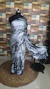 Elegante Sari de satén púrpura con diseño negro abstracto Ropa festiva india de seda a la moda para mujeres con trabajo estampado - Product Image 2