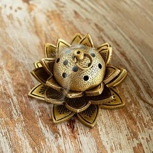 เตาเผาธูปทองเหลืองแท้ ExclusiveLane Lotus รุ่น Pure Brass Dhoop Dani  งานแฮนด์เมด สำหรับบ้าน วัด พุทธศาสนา และการทำสมาธิ - Product Image 2