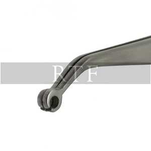 Pince chirurgicale courbée angulaire Pince manuelle en acier inoxydable et plastique et porte-aiguille pour les procédures de suture du maïs - Product Image 3