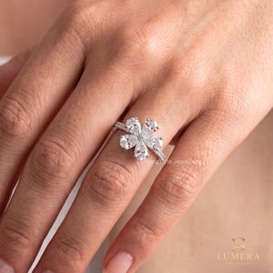 Anillo de compromiso con diamante cultivado en laboratorio en forma de racimo floral, diseño de pétalos de diamante talla pera a juego con banda micro pavé, joyería nupcial - Product Image 5