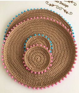 Sets de 4 dessous-de-plat ronds au crochet, style bohème, marron naturel avec pompons roses et bleus - Product Image 1