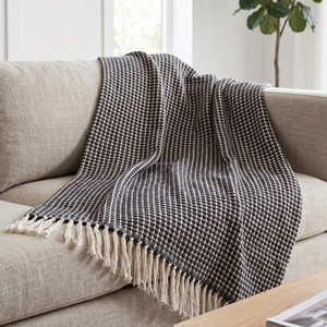 Manta de Algodón Suave Color Terracota para Sofá y Cama con Textura Tejida, Acabado con Flecos y Estilo Rústico Cálido para el Hogar - Product Image 4