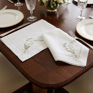 Serviettes de table carrées en coton personnalisées, motif brodé Muguet, ourlet festonné, personnalisables pour la maison, l'hôtel, les mariages et les fêtes - Product Image 2