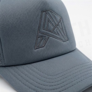 Casquette de camionneur grise réglable avec logo brodé géométrique sur le panneau avant, en tissu maillé, unisexe, décontractée - Product Image 4