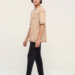 เสื้อยืดแขนสั้นผู้ชายสีเบจ ทรงปกติ คอกลม สไตล์ลำลอง ผ้าเจอร์ซีย์คอตตอน 100% แต่งขอบตัดสี โทนสีเรียบ ระบายอากาศได้ดี - Product Image 2