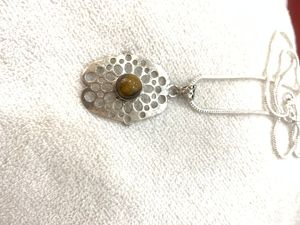 Colgante de Ojo de Tigre Amarillo con Diseño Floral y Piedras, Chapado en Plata de Ley, con Diamantes y Perlas, Estilo Alemán, Venta al por Mayor - Product Image 1
