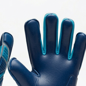 Gants de gardien de but avancés pour les joueurs de football, avec une construction offrant un ajustement sûr, une adhérence durable du paume et un design flexible. - Product Image 3