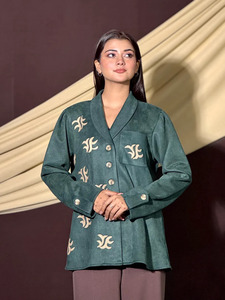 Camisa Verde de Mujer en Ante Sintético Bordado con Cuello Solapa, Manga Larga, Estilo Casual, Patrón de Letras Hecho a Mano, Corte Regular - Product Image 1