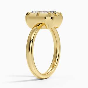 แหวนประดับเพชรเม็ดเดี่ยวทรงสวยหรู พร้อมการฝังแบบ Bezel-Prong อย่างมั่นคงด้วยทองคำ 18K สีเหลือง - Product Image 2