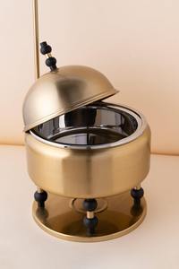 ถาดอุ่นอาหารหรูหราสีทองพร้อมฝาปิดแบบแขวน วัสดุโลหะขัดเงา แต่งด้วยสีดำด้าน เหมาะสำหรับบุฟเฟ่ต์โรงแรมและงานแต่งงาน - Product Image 2