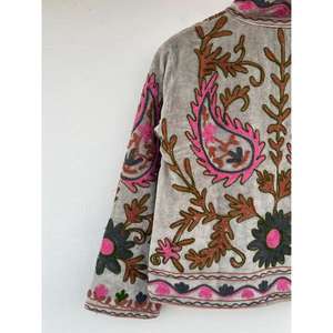 Chaqueta Corta de Algodón con Bordado Suzani de Terciopelo, Estilo Bohemio Gitano, con Detalles Florales y Botones, para Mujer, Regalo para Ella - Product Image 4
