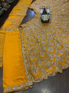 ชุดเลเฮนกาโชลีสีเหลืองแบบดั้งเดิมสำหรับสุภาพสตรี ตกแต่งด้วยขนเฟอร์เทียม ผ้าดูปัตตาเนื้อนุ่ม ประดับด้วยด้ายปักลายละเอียด งานปักเลื่อมอย่างประณีต ยาวและมีน้ำหนัก - Product Image 3