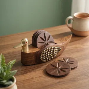 Juego de posavasos de madera artesanal con detalles en latón, artísticamente diseñados como un pato estilizado o un bote tradicional. - Product Image 3