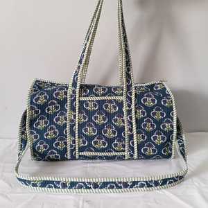 Sac de voyage en tissu de coton matelassé imprimé à la main avec des motifs floraux bleu indigo |   Studio d'artisanat indien Elite Craft Arts respectueux de l'environnement - Product Image 3