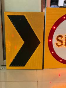 Panneau de signalisation électronique à LED à énergie solaire Panneau de signalisation routière lumineux Panneau de signalisation clignotant pour une meilleure visibilité - Product Image 5