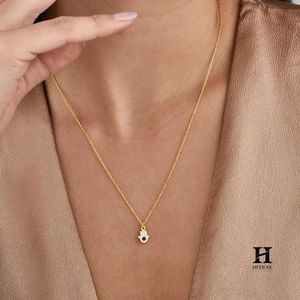 Collier avec pendentif main Hamsa en or 18 carats personnalisé avec accents de diamants – Fabricant de bijoux fins - Product Image 3