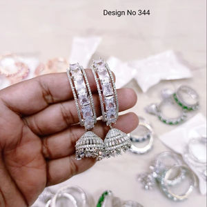 Boucles d'oreilles classiques de créateur en cristal blanc plaqué argent avec strass pour mariages et soirées - Product Image 1