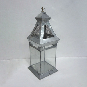 Lanterne à bougie marocaine hexagonale suspendue en argent, avec dôme perforé, arche, garniture métallique, anneau supérieur, poignée et décor de table en verre - Product Image 6