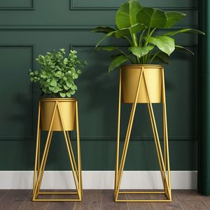 Jardinière en métal artisanale avec support, offrant une finition de qualité supérieure, une structure durable, un élément décoratif élégant pour l'affichage des plantes d'intérieur - Product Image 4