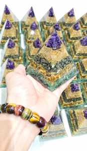 Pyramide d'orgonite multi-cristaux naturels, faite à la main, polie, décoration spirituelle pour la maison, améthyste, tourmaline noire, œil de tigre, vert - Product Image 2