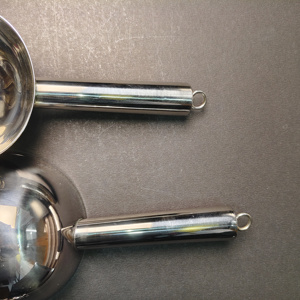 Juego de 2 Cucharas Resistentes de Acero Inoxidable para Hielo y Harina, Cucharas de Cocina con Acabado de Espejo sin Costuras y Asa para Colgar, Duraderas. - Product Image 4
