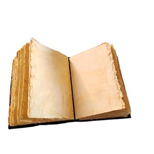 Carnet en cuir marron vintage fait main – Journal avec oiseau corbeau en relief, papier à bords festonnés, reliure cousue pour voyages, croquis et cadeaux - Product Image 4