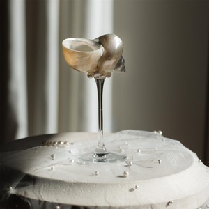 Verre à vin élégant en forme de coquillage, une addition à toute collection de verrerie, inspiré par la beauté naturelle de l'océan. - Product Image 2