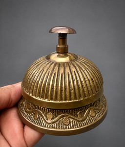 Campana de escritorio redonda de latón antiguo marrón hecha a mano, campana de servicio vintage para recepción de hotel u oficina - Product Image 3