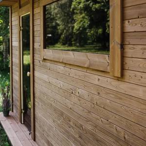 Pod de bien-être pour jardin de cour |   Revêtement mural horizontal en bois, fenêtre en verre et marche d'entrée |   Sauna extérieur - Product Image 3