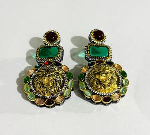 ต่างหูห้อยประดับพลอยหลากสีเขียว/แดง โทนสีทองหรูหราจาก Sabyasachi เครื่องประดับแฟชั่นสำหรับผู้หญิง งานแต่งงาน งานเลี้ยง - Product Image 3