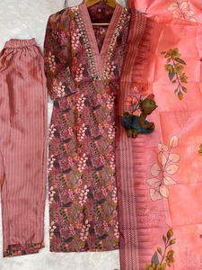 Ensemble Kurta, pantalon et dupatta en soie Zarna de qualité supérieure, avec broderie artisanale magnifique, séchage rapide, élégant et tendance pour les fêtes - Product Image 3
