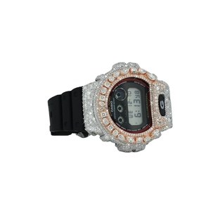 Reloj elegante con incrustaciones de moissanita y diamantes, caja de plata de ley y correa de caucho negra. - Product Image 2
