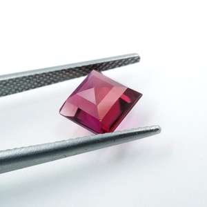 พลอยเบอร์ริลสีชมพูแดง HAYAAT GEMS น้ำหนัก 1.50 กะรัต ผลิตในห้องปฏิบัติการ รูปทรงเหลี่ยมเพชรพลอย สำหรับทำเครื่องประดับ แหล่งกำเนิดราชสถาน - Product Image 2