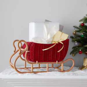 Cesta de mimbre navideña con cuerpo tejido en rojo y cajas de regalo para decoración de mesa en eventos. - Product Image 2