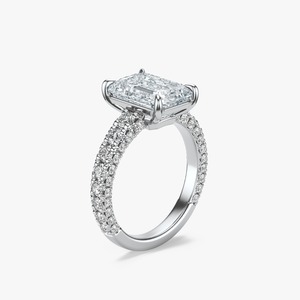 Anillo de Compromiso con Diamante Cultivado en Laboratorio, Corte Esmeralda, 2.7 Quilates, Oro Amarillo de 14K, Banda con Piedras Laterales, Joyería Nupcial Personalizada - Product Image 5