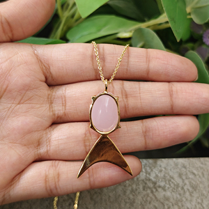 Collier moderne en laiton plaqué or 18 carats avec pendentif poisson en calcédoine rose et pierre cabochon ovale en forme d'œuf - Product Image 6