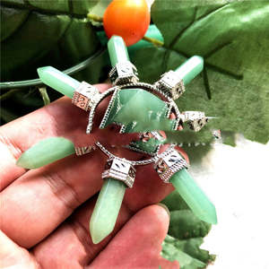 Piedra de Cristal Pulida en Forma de Pirámide de Ágata - Product Image 1