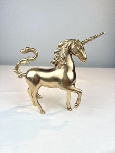 Sculpture élégante en laiton représentant un licorne, pièce maîtresse pour la décoration de console moderne et une présentation intérieure haut de gamme - Product Image 4