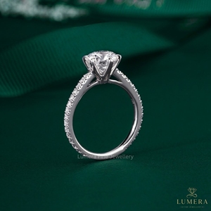 Bague de fiançailles en moissanite ronde de 2,145 carats, plaquée or blanc, solitaire avec bande pavée, bague de mariage pour femme - Product Image 3