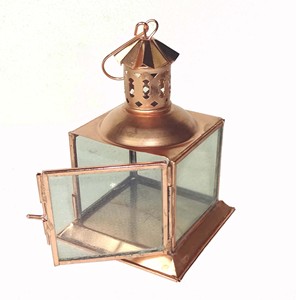 Lanterne carrée en cuivre avec panneaux en verre, anneau supérieur perforé pour cheminée, poignée et loquet, pour table ou centre de table - Product Image 1