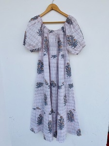 Robe longue en coton à motif floral lavande clair pour femme, manches bouffantes, col noué, vente en gros pour boutiques - Product Image 3