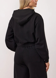 Ensemble de survêtement respirant pour femme : sweat à capuche court noir entièrement zippé et pantalon de jogging droit, personnalisable en gros (OEM) - Product Image 5