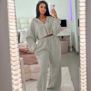Ensembles personnalisés surdimensionnés deux pièces pour femmes : pantalon large et sweat à capuche court zippé de haute qualité - Product Image 1