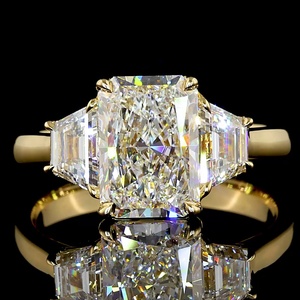 Bague de fiançailles à trois pierres taille radiant 1,5 carat, certifiée IGI, avec diamants latéraux trapézoïdaux, en or jaune 18 carats - Product Image 3