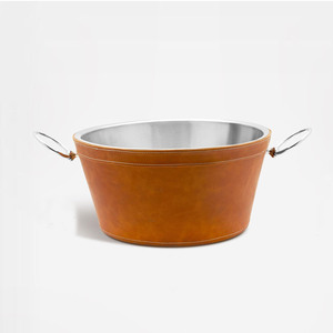 Sofisticada bandeja para bebidas envuelta en cuero marrón con interior de metal pulido y asas de anillo, ideal para bares y fiestas. - Product Image 2