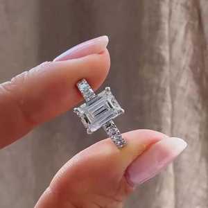 Anillo de compromiso clásico de plata 925 con banda de media pavé de diamantes cultivados en laboratorio de esmeralda de 2 quilates para mujer, precio de fábrica al por mayor - Product Image 3
