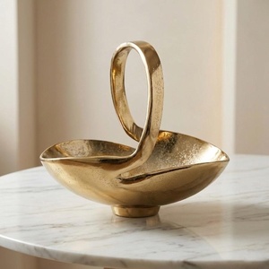 Bol de service en métal doré avec une poignée torsadée élégante au design unique, parfait pour ajouter une touche de luxe aux tables modernes - Product Image 1